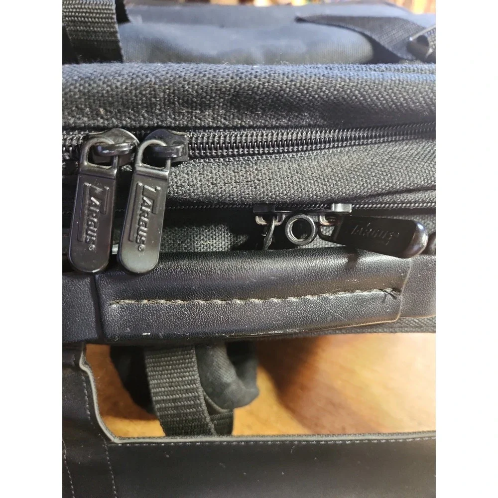 VTG Y2K Targus CCB1 Black Laptop Backpack with Anti-theft Flap And Waiststrap.